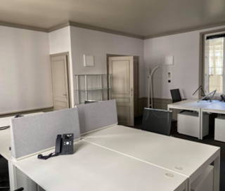 Bureau privé 17 m² 4 postes Location bureau Rue des Remparts d'Ainay Lyon 69002 - photo 1